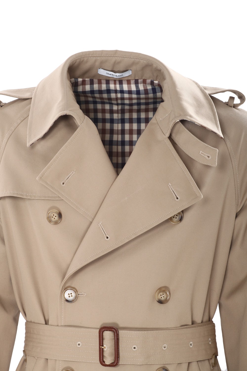 shop AQUASCUTUM  Trench: Aquascutum trench in poliestere e cotone.
Trench Gleno in gabardina.
Impermeabile con doppio petto.
Cintura tono su tono.
Chiusura con bottoni più gancio su collo. Controspalline con bottone. 
2 tasche. 
Interno trapuntato con fantasia a quadri check.
Composizione: Poliestere 65%, cotone 35%.
Made in Italy.. TRENCH M BA01F-03 number 6408655